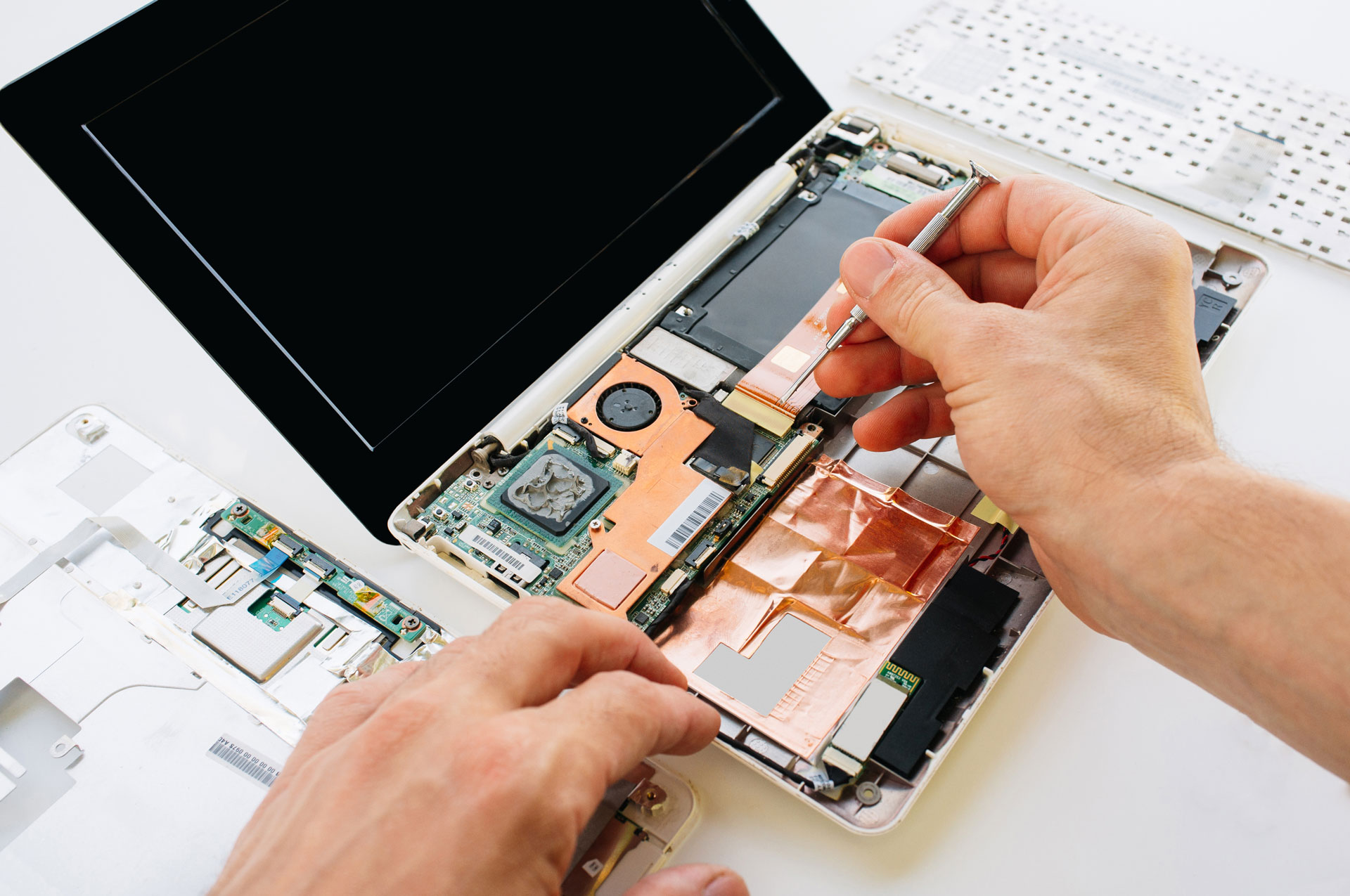Mitarbeiter repariert einen Laptop, Handy Reparatur und PC Reparatur im Bezirk Baden